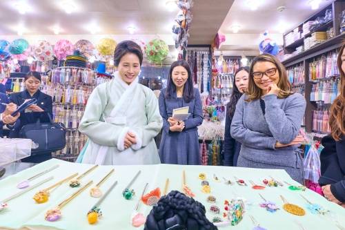 김혜경 여사와 호잔젤라 다시우바(오른쪽 첫 번째) 브라질 대통령 부인이 지난 21일 서울 종로구 광장시장의 한복 가게를 찾아 비녀 등을 살펴보고 있다. 청와대 제공