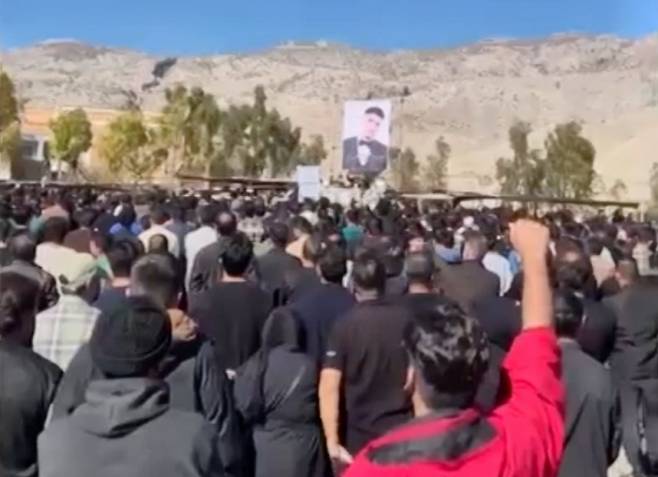 이란 아브다난에서 열린 추모식 도중 참석자들이 반정부 구호를 외치고 있다. 이 추모식은 시위 중 한 남성이 사망한 지 40일이 되는 날을 기려 진행됐다. AP 연합뉴스