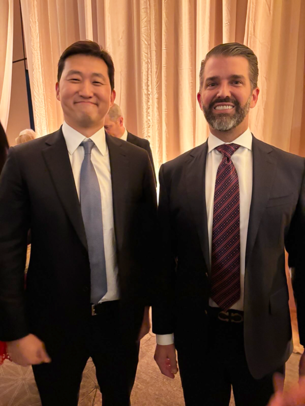 김범석(왼쪽) 쿠팡 의장이 지난해 1월 17일(현지 시간) 미국 워싱턴DC 콘래드호텔에서 도널드 트럼프 미 대통령의 장남인 도널드 트럼프 주니어와 기념 촬영을 하고 있다. 워싱턴특파원단