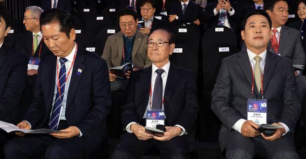 (서울=뉴스1) 김진환 기자 = 정청래 더불어민주당 대표와 장동혁 국민의힘 대표(오른쪽)가 13일 오전 서울 중구 동대문디자인플라자(DDP) 아트홀에서 열린 SBS D포럼 2025 ‘제로 시대의 재설계:다시 쓰는 혁신’에 참석하고 있다.   가운데는 윤세영 태영건설 창업회장. 2025.11.13/뉴스1