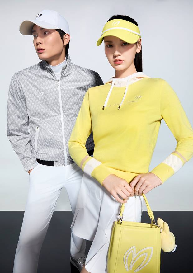 옐로와 그레이 컬러 대비가 돋보이는 커플룩. 사진 제공=마스터바니에디션