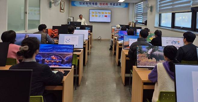 천안시가 정보취약계층을 대상으로 정보화교육을 실시하고 있다. ⓒ천안시 제공