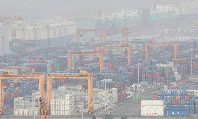 경기도 평택항에 컨테이너가 쌓여있는 모습 ⓒ연합뉴스