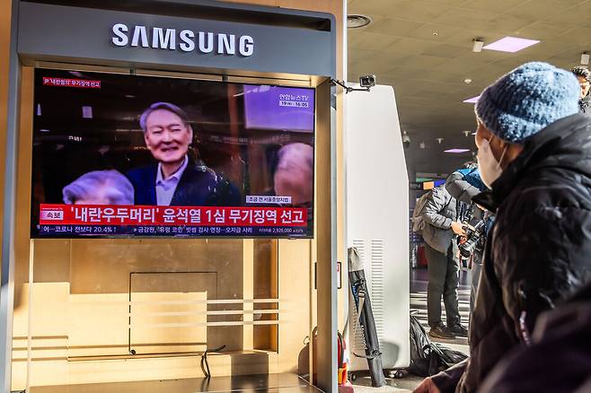 지난 19일 서울역 대합실에서 시민들이 12·3 비상계엄 관련 내란 우두머리 혐의로 기소된 윤석열 전 대통령에 대한 1심 선고공판 TV 생중계를 시청하고 있다. 이날 서울중앙지법 형사합의25부(지귀연 부장판사)는 윤 전 대통령에게 무기징역을 선고했다. ⓒ시사저널 최준필