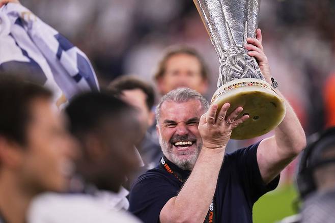 엔제 포스테코글루 전 토트넘 감독이 맨유 사령탑이 되기 위해선 여러 자질을 갖춰야 한다고 말했다. 빌바오｜AP뉴시스