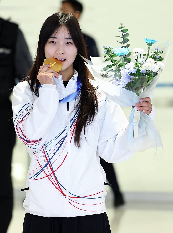 스노보드 여자 하프파이프 금메달리스트 최가온이 16일 인천국제공항을 통해 귀국한 뒤 기념촬영을 하고 있다. 최가온은 금메달 획득 이후 국내의 훈련 환경 개선이 필요하다는 의견을 내비쳤다. 뉴시스