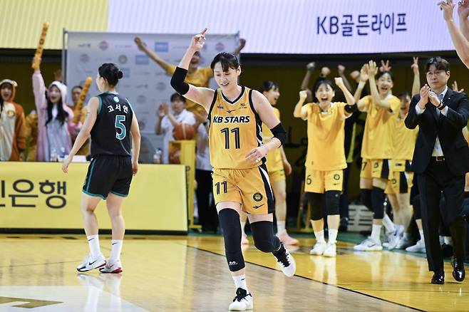 KB스타즈 강이슬이 23일 청주 KB스타즈챔피언스파크서 열린 하나은행전에서 3점슛을 적중한 뒤 세리머니를 하고 있다. 사진제공｜WKBL
