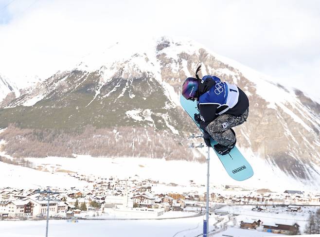 11일(현지시간) 이탈리아 리비뇨 스노파크에서 열린 2026 밀라노-코르티나담페초 동계올림픽 스노보드 여자 하프파이프 예선에 출전한 최가온이 경기를 펼치고 있다. 2026.2.11 연합뉴스