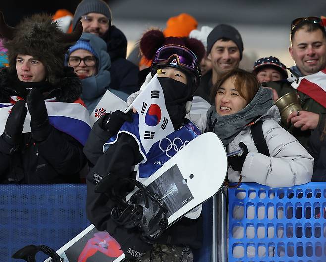 8일(현지시간) 이탈리아 리비뇨 스노파크에서 열린 2026 밀라노-코르티나담페초 동계올림픽 스노보드 여자 빅에어 예선에서 유승은이 묘기를 마친 뒤 미소를 짓고 있다. 유승은은 이날 4위를 기록하며 결선에 진출했다. 2026.2.9 연합뉴스