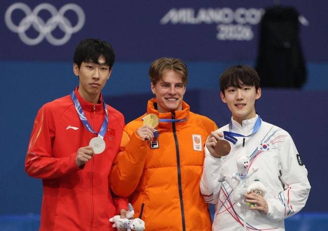 ▲ 이탈리아 밀라노 아이스스케이팅 아레나에서 열린 2026 밀라노ㆍ코르티나담페초 동계올림픽 쇼트트랙 남자 1,000m 결승에서 은메달을 획득한 쑨룽(왼쪽)이 기념사진을 찍고 있다. 이번 올림픽 중국의 유일한 쇼트트랙 메달이다. ⓒ연합뉴스