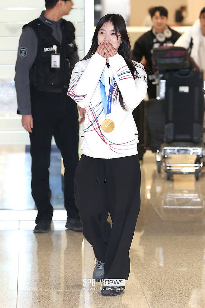 ▲ 2026 밀라노·코르티나담페초 동계 올림픽 스노보드 하프파이프 금메달 역사를 쓴 최가온이 16일 오후 인천국제공항을 통해 귀국했다. ⓒ곽혜미 기자