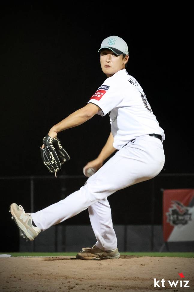 KT 신인 박지훈이 지난 16일(한국시간) 호주 질롱의 질롱베이스볼센터에서 열린 KT 위즈와 멜버른 에이시스의 연습경기에서 던지고 있다. /사진=KT 위즈 제공