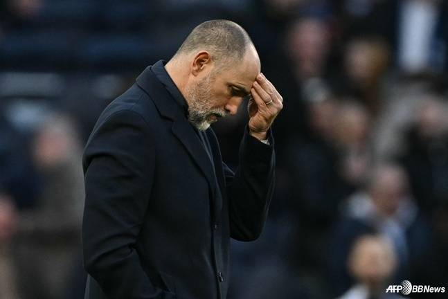 이고르 투도르 토트넘 홋스퍼 신임 감독이 23일(한국시간) 영국 런던의 토트넘 홋스퍼 스타디움에서 열린 2025~2026 잉글랜드 프리미어리그(EPL) 27라운드 경기 중 이마를 만지고 있다. /AFPBBNews=뉴스1