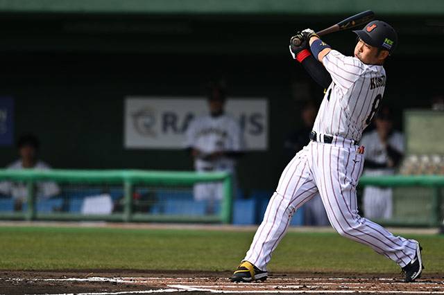 타격하고 있는 곤도 겐스케. /사진=일본 야구 대표팀 공식 홈페이지