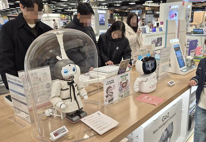 2월 10일 이마트 일렉트로마트 서울 영등포점 ‘로봇 스토어’에서 판매 중인 로봇 제품을 고객들이 체험해보고 있다. 임경진 기자