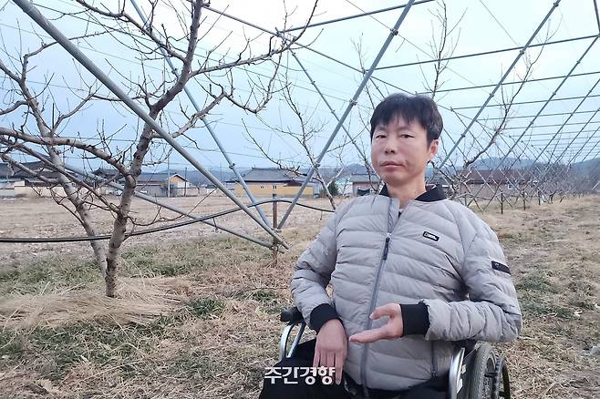 경북 영덕군 창수면 인량리에서 농사를 짓는 김현상씨가 자신의 복숭아밭에서 포즈를 취하고 있다. 이재덕 기자