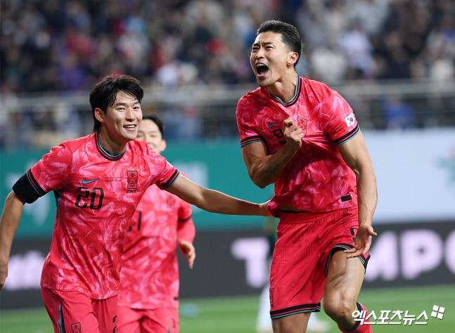 긴 재활 끝에 돌아와 2026 국제축구연맹(FIFA) 북중미 월드컵을 준비하고 있던 국가대표 스트라이커 조규성(미트윌란)이 또다시 쓰러졌다. 치명적인 합병증을 극복하고 그라운드에 돌아온 지 얼마 되지 않아 다시 무릎을 부여잡으며 소속팀과 대표팀 모두 초비상이 걸렸다. 아직 정확한 부상 정도는 알려지지 않았으나, 회복이 지연될 경우 생애 두 번째 월드컵 참가 여부까지 장담할 수 없는 치명적인 위기에 놓였다. 엑스포츠뉴스DB