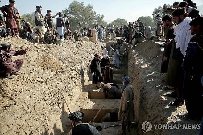 파키스탄, 아프간 7곳 공습…주민 최소 18명 사망 (비흐수드[아프가니스탄] AFP=연합뉴스) 22일(현지시간) 아프가니스탄 동부 낭가르하르주 비흐수드 지역 주민들이 파키스탄군의 공습으로 숨진 이들을 매장하기 위해 무덤을 파고 있다.
