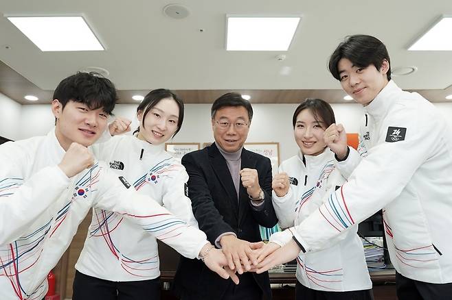 이정민·최민정·신상진 성남시장·김길리·이준서 선수(왼쪽부터)  지난 1월 21일 성남시장실에서 신 시장과 간담회 후 화이팅하는 시청 빙상팀 선수단. [성남시 제공]