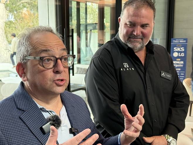 '더 뉴 아메리칸 홈(TNAH) 2026' 소유주 아이켄홀츠 (올랜도=연합뉴스) 이지헌 특파원 = 지난 18일(현지시간) 방문한 미 플로리다주 올랜도시 인근 윈터파크의 '더 뉴 아메리칸 홈(TNAH) 2026'에서 소유주인 제이슨 아이켄홀츠 루미나 테크놀로지스 창립자가 집 건립 배경에 대해 설명하고 있다. 2026.2.22 pan@yna.co.kr