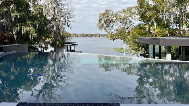 '더 뉴 아메리칸 홈(TNAH) 2026' 야외 수영장 (올랜도=연합뉴스) 이지헌 특파원 = 지난 18일(현지시간) 방문한 미 플로리다주 올랜도시 인근 윈터파크의 '더 뉴 아메리칸 홈(TNAH) 2026'의 야외 수영장. 2026.2.22 pan@yna.co.kr