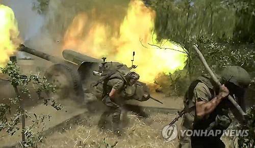 러시아의 122㎜ 곡사포 발사 모습 [EPA=연합뉴스, 러시아 국방부 배포, DB화 및 재배포 금지]