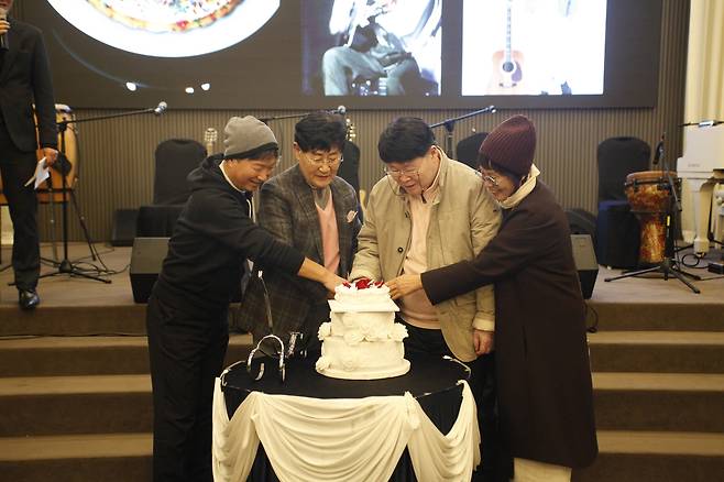 쎄시봉 윤형주·송창식 '깜짝' 팔순 잔치 (서울=연합뉴스) 이태수 기자 = 지난 22일 오후 서울 시내 한 호텔에서 열린 가요계 신년회에서 쎄시봉 윤형주와 송창식의 팔순을 축하하는 자리가 깜짝 마련됐다. 왼쪽부터 김세환, 윤형주, 송창식, 남궁옥분. 2026.2.23 [남궁옥분 제공. 재판매 및 DB 금지]