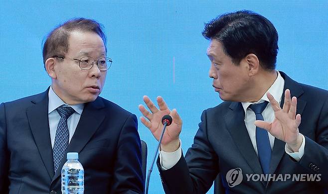 대화하는 더불어민주당 김이수 공관위원장과 조승래 공관위 부위원장 (서울=연합뉴스) 신현우 기자 = 더불어민주당 김이수 공천관리위원장과 조승래 공관위 부위원장이 23일 서울 영등포구 여의도 중앙당사에서 열린 중앙당공관위 2차 회의에 참석해 대화하고 있다. 2026.2.23 nowwego@yna.co.kr