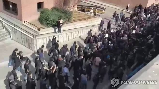 이란 대학가 반정부 시위 (AFP=연합뉴스) 테헤란 샤리프 공과대학교에서 반정부 시위가 이어지고 있다. 2026.2.22 [재판매 및 DB 금지]