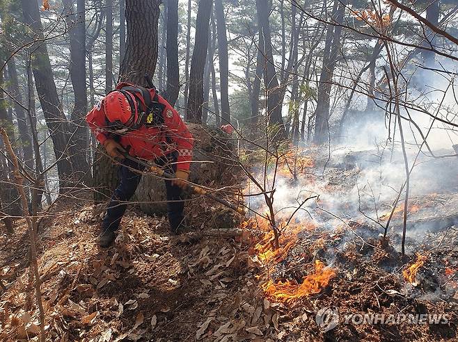함양 산불 진화 중인 산림당국 (함양=연합뉴스) 산림당국이 23일 오전 경남 함양군 마천면에서 산불 진화 작업을 하고 있다. 2026.2.23 [산림청 제공. 재판매 및 DB 금지] photo@yna.co.kr