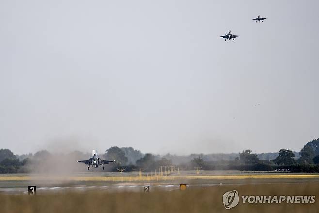 매럼 공군기지와 공군 전투기 [영국 국방부/EPA 연합뉴스 자료사진. 재판매 및 DB 금지]