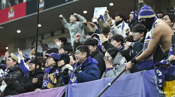 지난해 2월 22일 오후 서울월드컵경기장에서 ‘하나은행 K리그1’ 2라운드 FC서울과 FC안양의 경기에서 안양 팬들이 응원하고 있다. /경인일보DB
