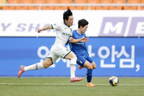 지난해 11월 23일 하나은행 K리그2 김포FC와 수원삼성의 경기에서 김포 윤재운과 수원 박지원이 공을 두고 경합하고 있다. /한국프로축구연맹 제공