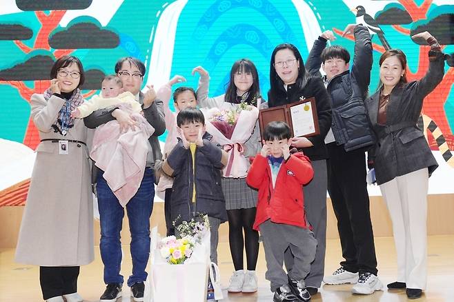 ▲ 지난 2월2일 수원시 2월의 만남 행사에서 '출생 친화 분위기 조성 유공 표창'을 받은 시민 6남매 엄마 이혜련씨(오른쪽 세 번째) 가족과 수원시 관계자가 기념촬영을 하고 있다. /사진제공=수원특례시