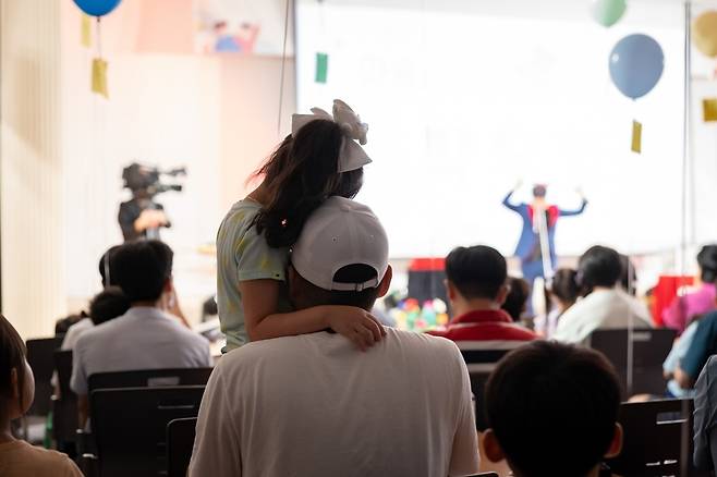 ▲ '수원 육아하는 대디들' 행사에 참여한 부녀. /사진제공=수원특례시