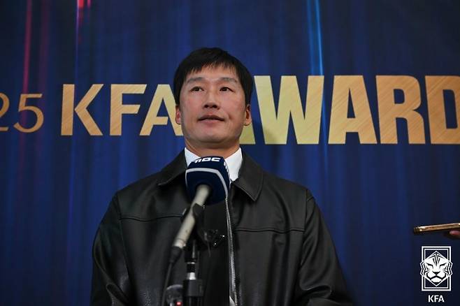 24일 천안 코리아풋볼파크에서 열린 2025년 대한축구협회(KFA) 어워즈에서 남자 부문 올해의 감독상을 받은 이정호 수원 감독이 인터뷰하고 있다. 사진=대한축구협회