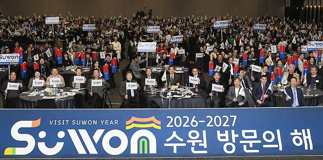 24일 수원시 영통구 수원컨벤션센터에서 열린 '2026-2027 수원 방문의 해' 선포식에서 이재준 수원시장을 비롯한 내빈들이 기념촬영을 하고 있다. 김태완 기자 lift@kihoilbo.co.kr
