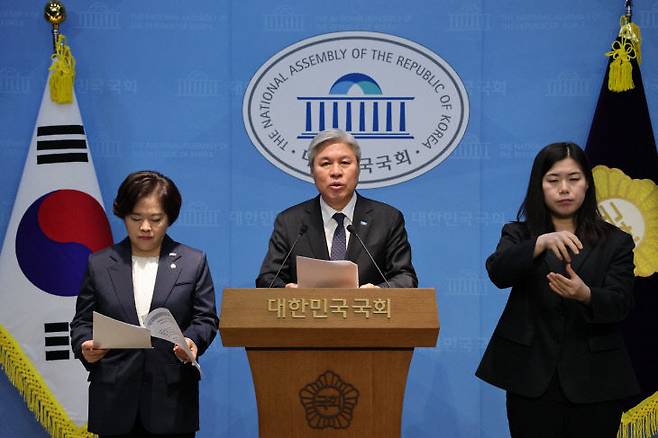 조국혁신당 서왕진 의원(중앙)이 24일 국회 소통관에서 기자회견을 열고 행정통합 특별법에 대한 입장을 밝히고 있다. 사진제공=조국혁신당