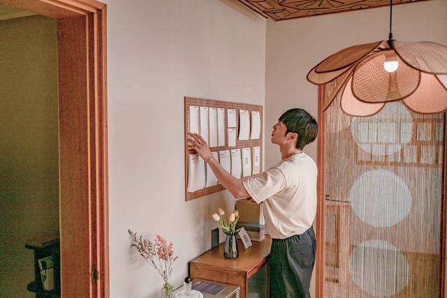 ▲ 24일 홍성 원도심, 공실 골목 넘어 청년 창업자립거점으로 사색공방 레이럴을 운영하는 김태우 대표-홍성군 제공