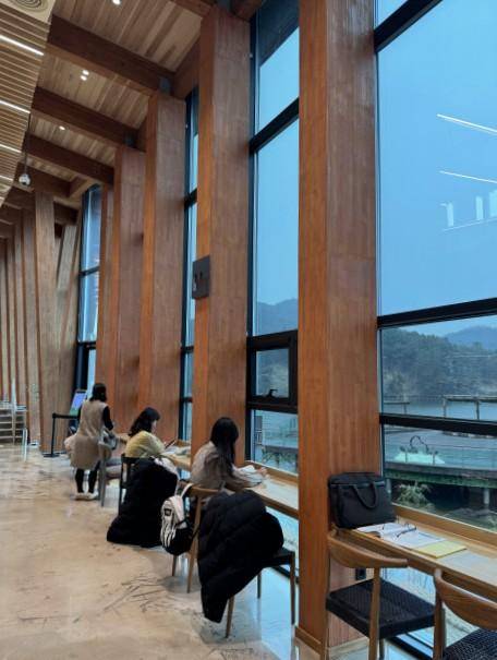 지난해 6월 아중호수에 들어선 도서관에서 방문객들이 책을 읽고 있다.