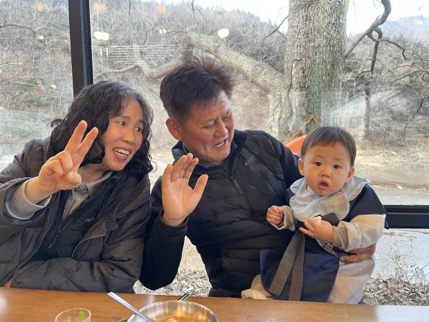 할머니·할아버지의 보살핌 속에서 조용히 시간을 보내고 있는 도율이의 모습.  말없이 머무는 순간에도 두 사람의 사랑이 고스란히 스며 있다.