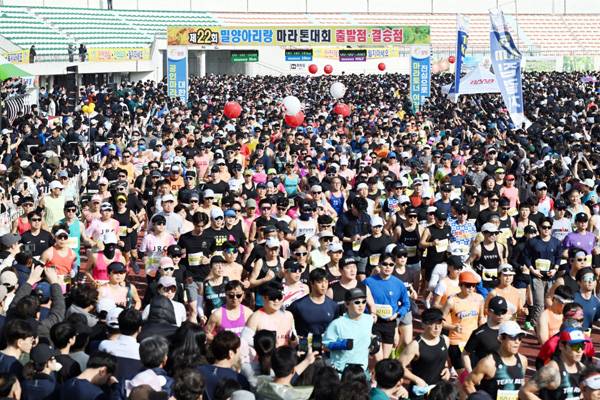 제22회 밀양아리랑 마라톤대회 참가자들이 밀양종합운동장에서 출발하고 있다. / 밀양시