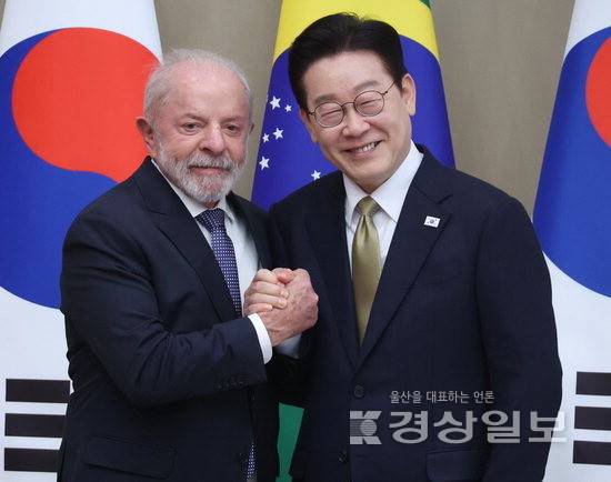 ▲ 이재명 대통령과 루이스 이나시우 룰라 다시우바 브라질 대통령이 23일 청와대에서 열린 확대 정상회담에서 기념촬영을 하고 있다. 연합뉴스