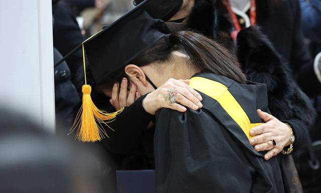 지난달 5일 대구 달서구 월곡초등학교에서 열린 졸업식 및 폐교식에서 한 6학년 학생이 눈물을 흘리고 있다. 월곡초는 오는 3월 학령인구 감소를 이유로 폐교하며, 이날 제33회 졸업식과 함께 폐교식을 열었다. 연합뉴스
