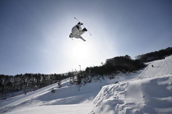 제107회 전국동계체전이 25일부터 28일까지 나흘간 강원도 일원에서 열린다. 사진은 지난해 열린 제106회 전국동계체전 남자 일반부 프리스타일 하프파이프 결승에서 금메달을 차지한 경남스키협회 이광기 선수의 경기 모습. 사진=경남일보DB