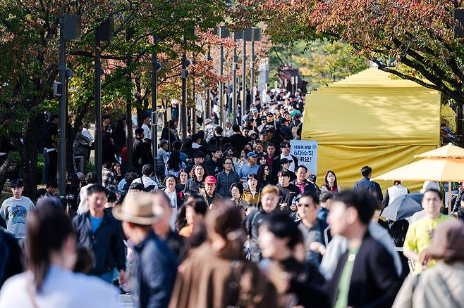 지난해 김밥축제에 참가한 시민들. /김천시 제공