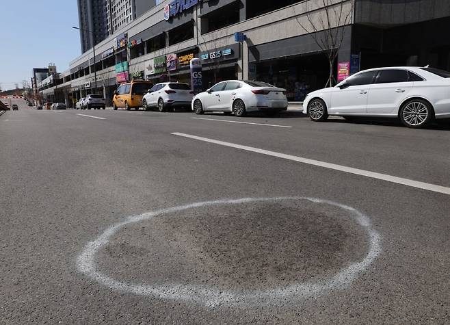 지난 13일 오시후 군이 사고를 당한 포항시 이인지구 사고 현장. 2024년 6월 정치권이 “대책 마련”을 약속한 지 21개월이 지났지만, 현장에는 단 한 대의 단속 카메라도 보행자 보호를 위한 안전 펜스도 설치되지 않았다. /이용선기자 photokid@kbmaeil.com