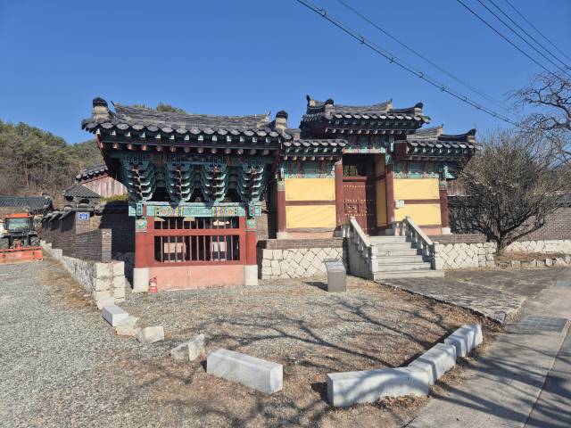 1994년 온산국가산업단지 조성으로 인해 울산 울주군 삼동면 하작마을로 이전된 원강서원의 전경. 500년 전 단종을 지킨 엄흥도의 정신이 깃든 이곳은 최근 보존 가치와 주민 재산권 보호라는 갈등 사이에서 새로운 상생의 해법을 찾고 있다. 권승혁 기자