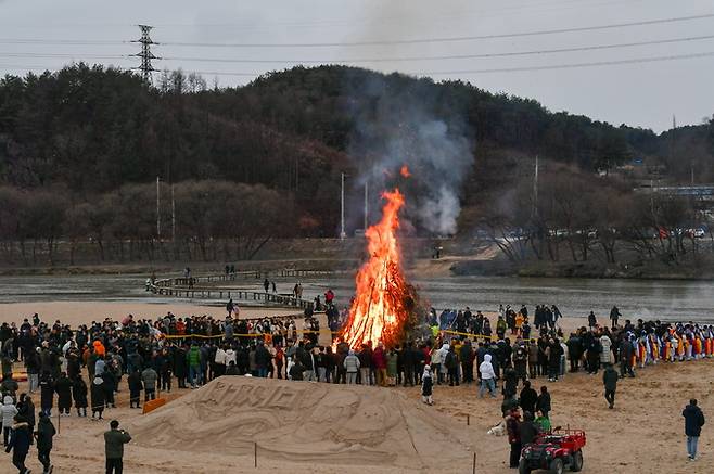 ▲ 영주시 무섬마을 백사장 정월대보름 달집태우기 행사 모습(자료사진 영주시 제공)