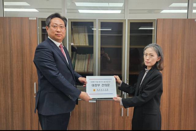 노치환 경남도 유보통합 추진 지원 특별위원장이 김정연 교육부 영유아지원관에게 유보통합 입법 개정 촉구 대정부 건의안을 전달하고 있다./도의회/